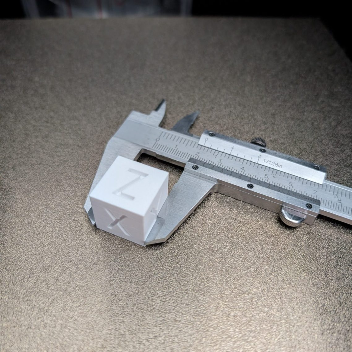 © 2025 Jesse Janke Foto von Würfel mit Messschieber